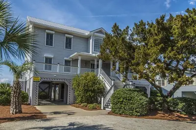 Image de Spacious Beachfront Home on St. Helena Sound; 2 Screened Porches; Sundeck w/ Sunset Views