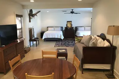 Image de Clean & Charming Backyard Cottage 2 Blocks From The Beach!
