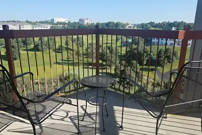 Spacious 2 B/R  Suite next to Thousand Hills Golf near Theater Strip (center)