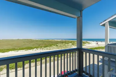Image de Beachfront Condo w/a Heated Pool, Hot Tub, and Private Balconies w/Beach View