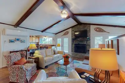 Image de Two-story, dog-friendly chalet with an enclosed yard and furnished decks