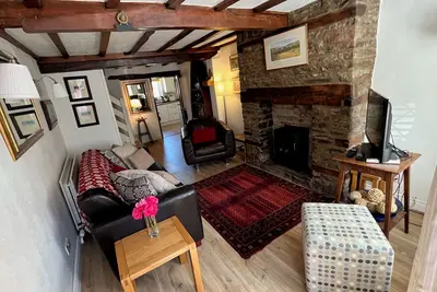 Pretty traditional Welsh cottage, perfectly located, private parking & fast wifi