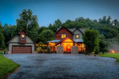 Image de Firefly Farmhouse - Riverfront | Modern | 2 Bedroom w loft