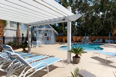 Image de Luxury Kure Beach Retreat w/ Pool, Elevator, 2 Suites, Outdoor Shower + Beach Gear