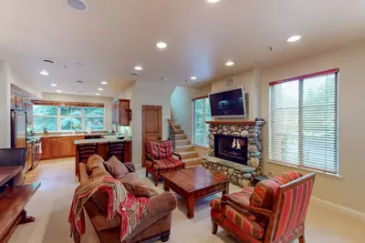Image de Comfortable, centrally-located condo close to skiing, hiking, & downtown