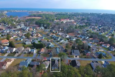 Image de Large Bethany home private waterfront near food shops ice cream minigolf & beach