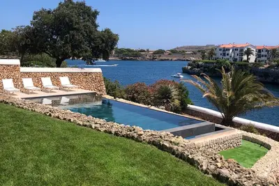 Image de Splendide villa De Luxe les pieds dans l'eau dans la baie de Mahon