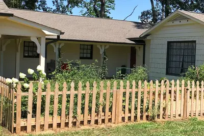 Image de Perfect for Furniture Market, spacious one level ranch.