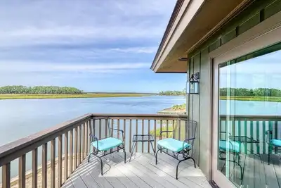 Image de Incredible riverfront, gorgeous, renovated cottage in popular Inlet Cove