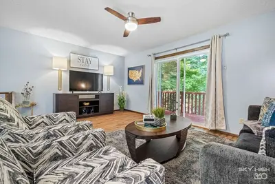 Image de Wow! Fabulous Townhouse Walking Distance To Golf, Playground, Trails & More