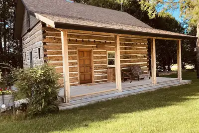 Image de Authentic 1882 Hand Hewn Log Home
