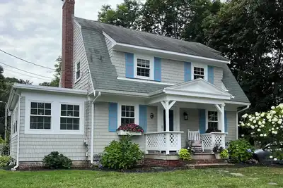 Image de Cape cottage in Megansett village with walk to beach.