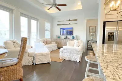 Image de Stunning Condo in the heart of 30a! Beautiful decor, Resort pool, four bikes! ! !