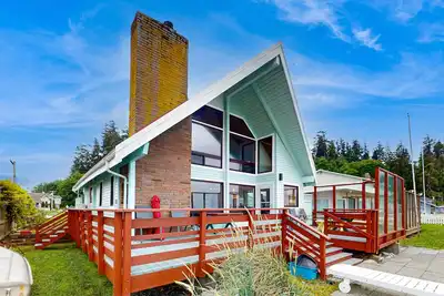 Image de Two story, dog-friendly oceanfront cottage w\/deck, private gas grill, wood stove