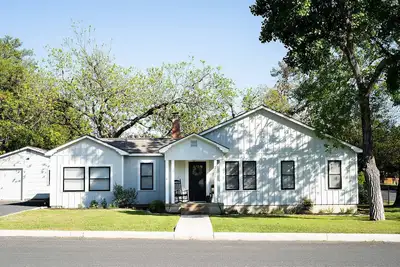 Image de Charming Heritage Haus, 2 Blocks from Main St—Your Perfect Fredericksburg Escape