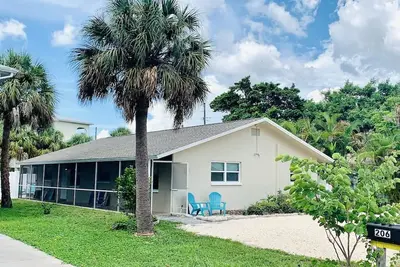 Remodeled Clean, Bright Indian Rocks Beach Villa. Pet Friendly