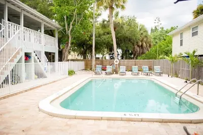 Image de 2 bedroom, 1 bathroom, with laundry room, 2 min walk to the sugary sand beaches, with pool