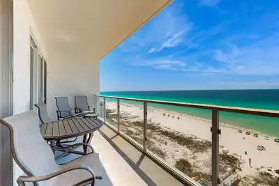 Image de Scenic condo with balcony, beach access, pool & hot tub