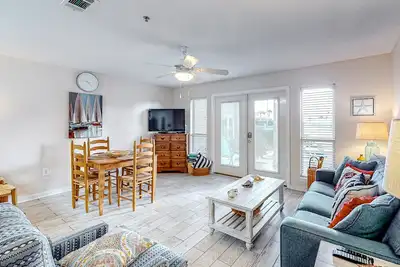 Image de Snowbird-friendly condo near the ocean with patio, outdoor pool, & hot tub