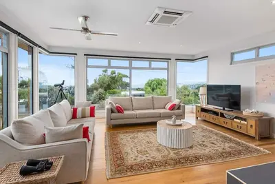 Image de Coastal Beach House Elegance with Stunning Views