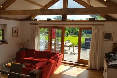 Image de Chêne de 4 lits encadré rural contemporain dans Aonb avec des vues à grande portée