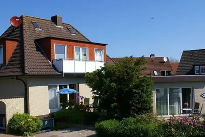 Image de Apartment upstairs with balcony near the harbor and dike = 80 meters