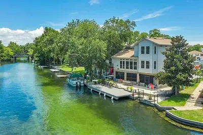 Image de Luxury Home on The Weeki Wachee River!
