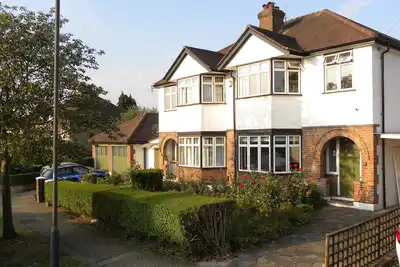 Image de Pets welcome at family home with piano and lovely garden with parking for two.