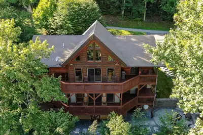 Image de One Day More - Stunning Sugar Mountain Cabin with Views, hot tub, and Ping Pong!