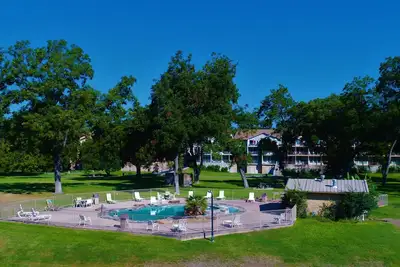 Image de Off the Hook Chardonnay Getaway, Watewheel Condos On The River, pet friendly