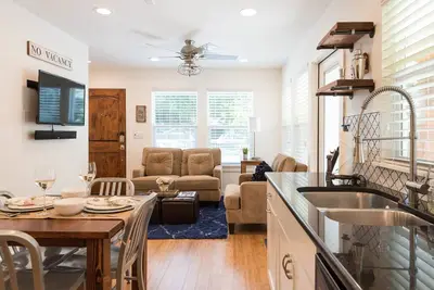 Image de Location- Clara Cottage is in the Heart of East Austin
