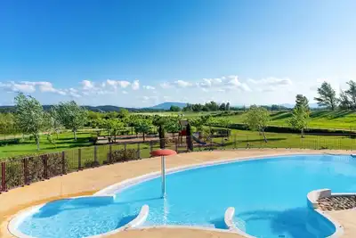 Image de Appartement dans une maison de vacances avec Wifi, bain à remous, piscine, Tv, terrasse, parking