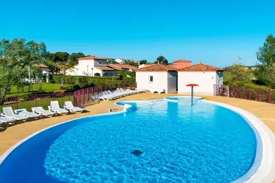 Image de Appartement dans une maison de vacances avec bain à remous, piscine, Wifi, Tv, terrasse, parking