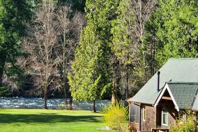 Image de Riverfront Luxury Cabin #9 at The Log Cabin Inn
