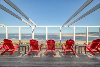 Image de 5 Bedroom Suites, Hot Tub, Gazebo + Stunning Views of Ocean, Bridge, Alsea Bay!