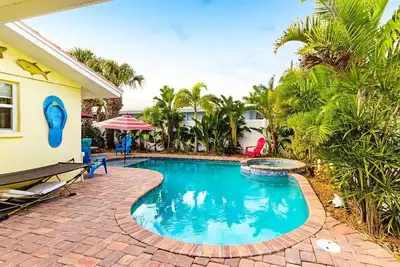 Image de Large Private Pool Home with Spa - 150 yards to the Beach - By Island Real Estat