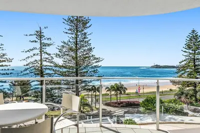 Image de Superb location for this level 4 two bedroom apartment, swim between the flags just accross the roa