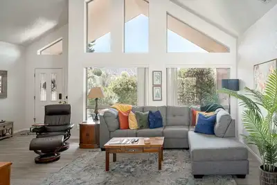 Image de Red Rock Vista: Luxe Comfort & Breathtaking Views