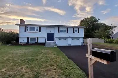 Image de Newly renovated! 5 bedroom 2 bath home woth Ac and walk to water