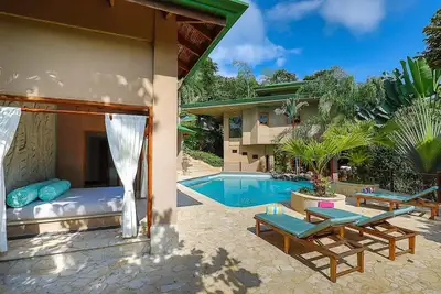 Family Size Home in Manuel Antonio, 7 min to the Beach & with Large Private Pool