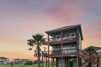 Image de 2nd Row Beach House with Beautiful Ocean View and Easy Beach Access