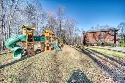 Image de Conners Ridge Cabin is next to a small family Goat farm
