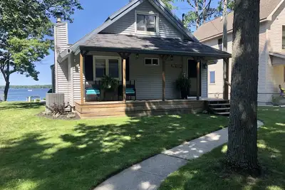 Image de Great lakefront property on Manistee Lake with recently remodeled patio area.