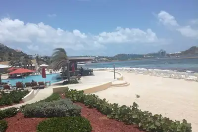 superbe appartement 200 m3 face avec piscine debordante poolbar