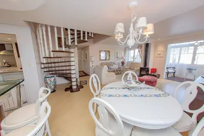 Image de 4 Suites, 4 Banheiros, 2 Vagas - no Coração de Gramado!