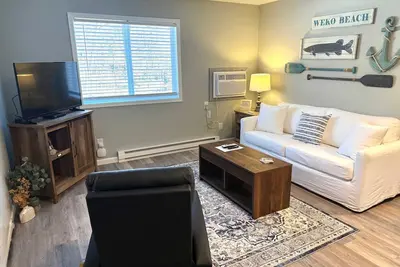 Image de Lakeside Serenity: Charming One-Bedroom Villa