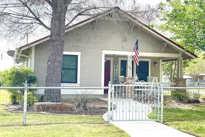 Image de A Charming Country Cottage just a few blocks from Main Street!