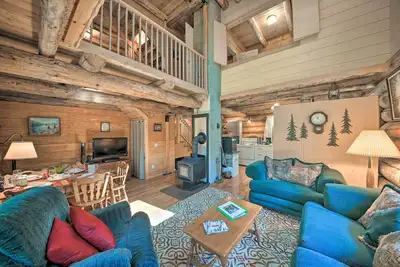 Image de Expansive Moyie Riverfront Cabin - Pets Welcome!
