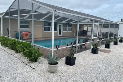 Contemporary Remodeled, minutes from beach!
