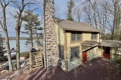 Image de Secluded Lakefront Cabin w/Hot Tub & Views
